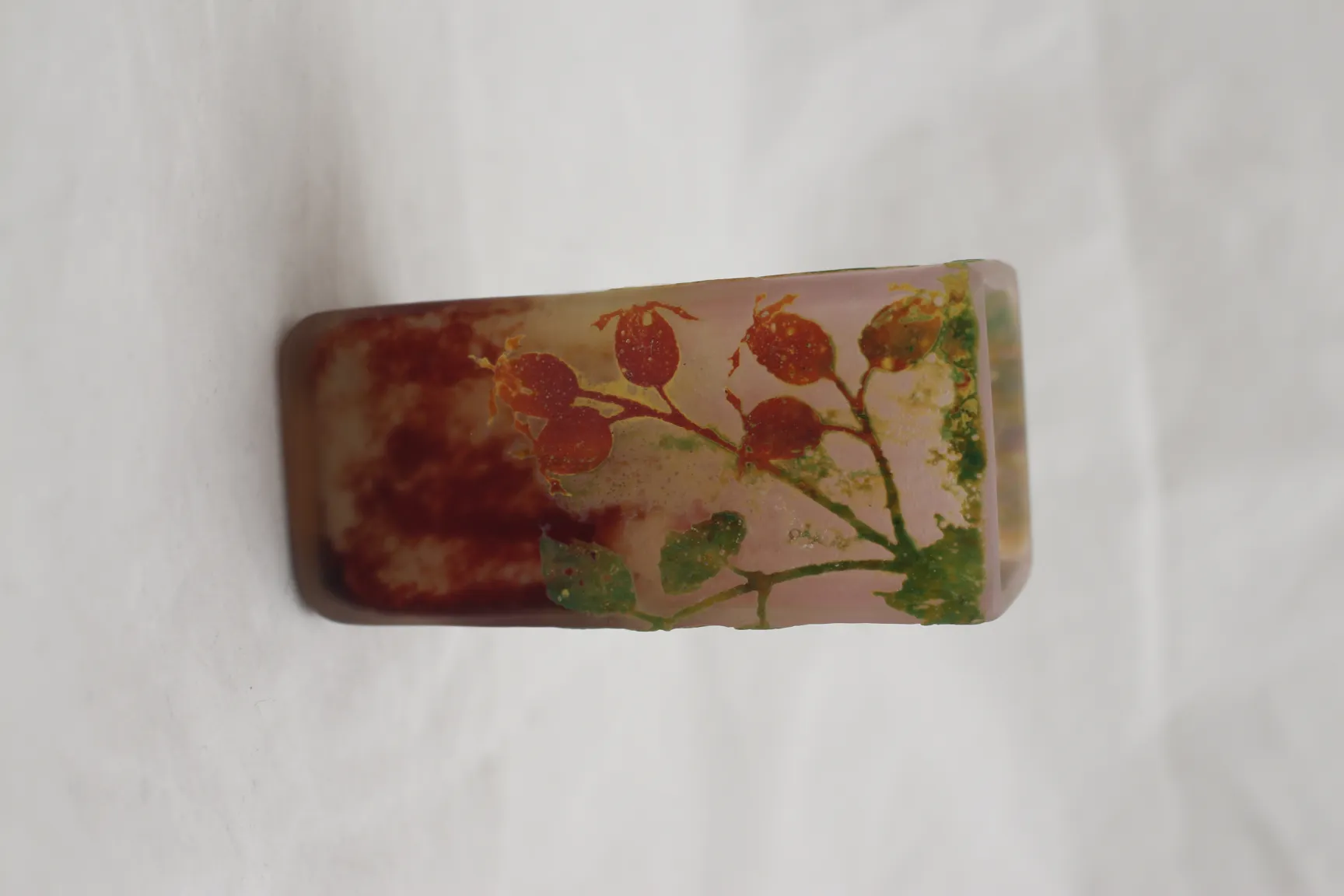 Verre antique signé de Daum Nancy avec motif floral.