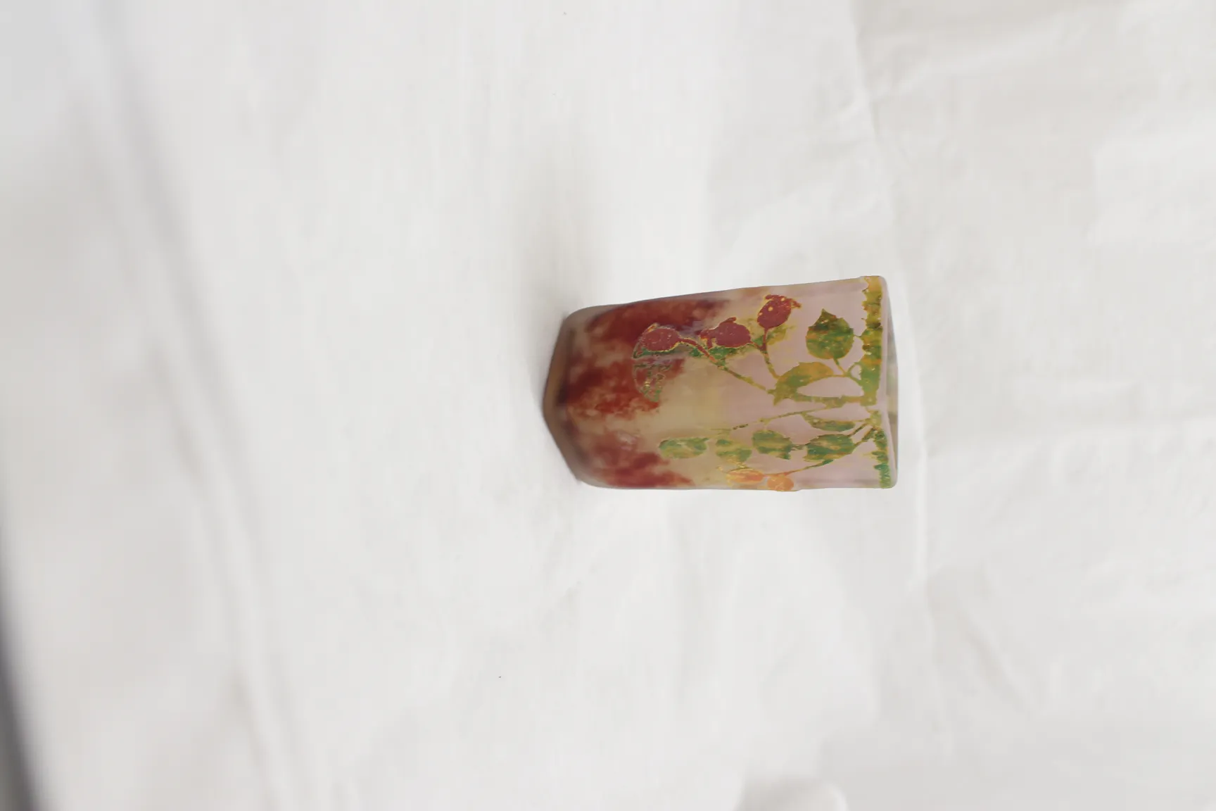 古董玻璃装饰有色彩鲜艳的花朵