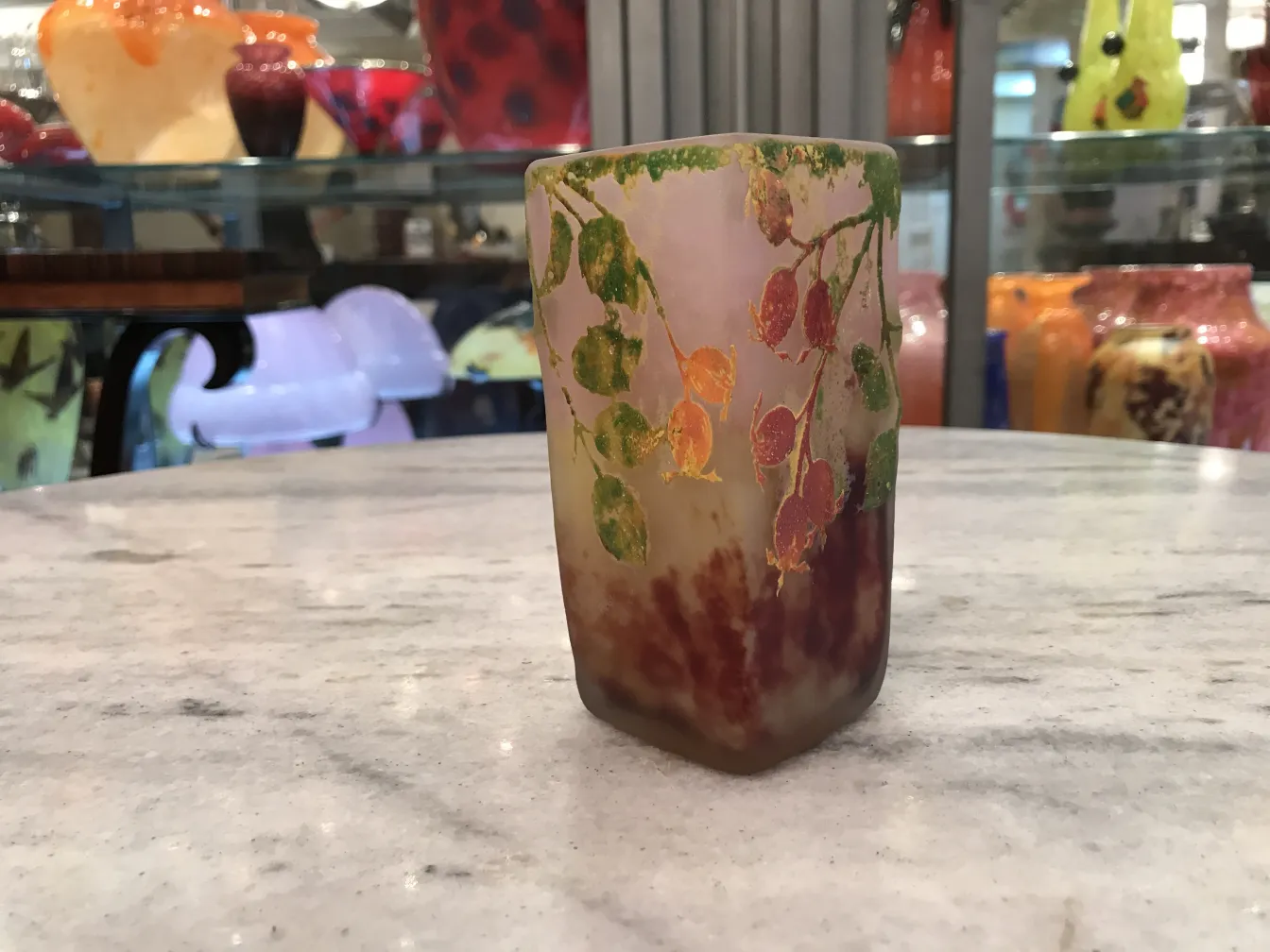 古董签名玻璃Daum Nancy的侧面视图，带有彩色叶子细节。