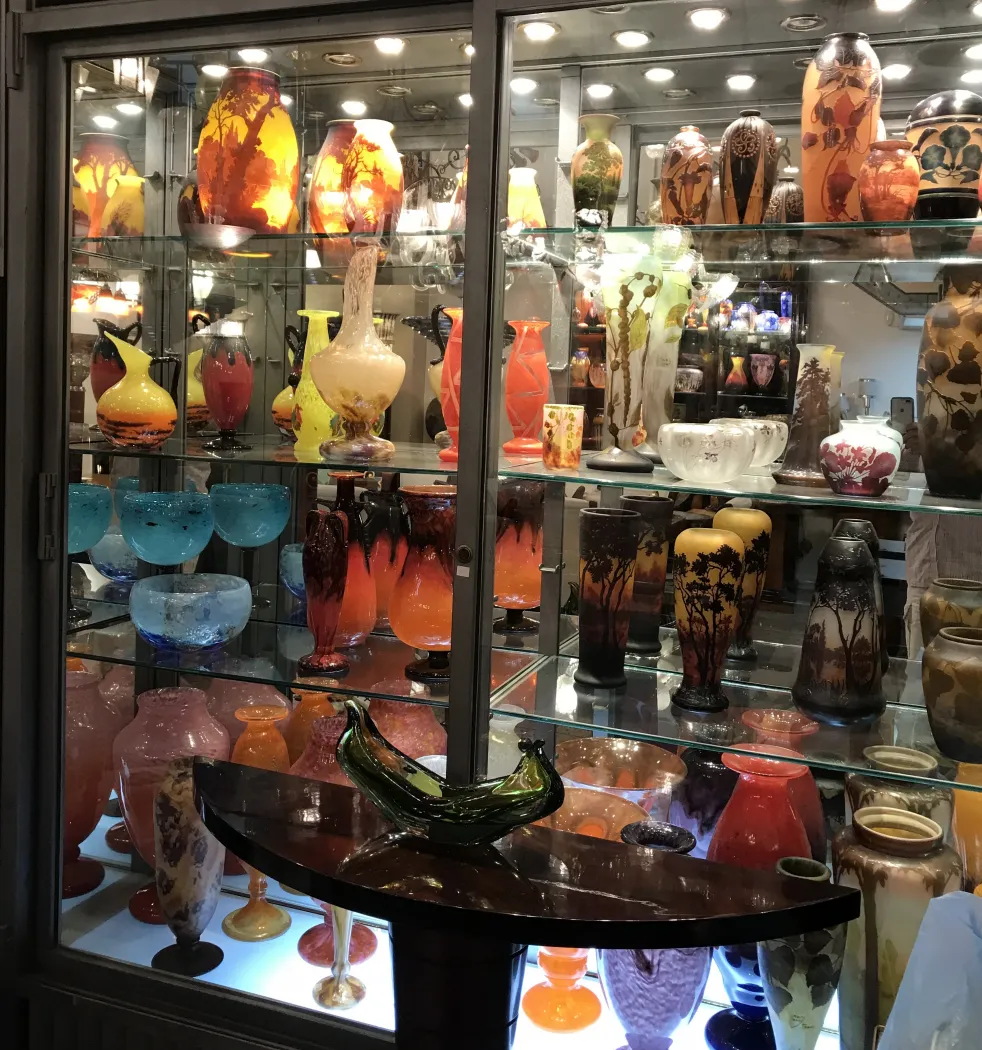 تنوع من الفازات الزجاجية القديمة الموقعة داوم نانسي في العرض