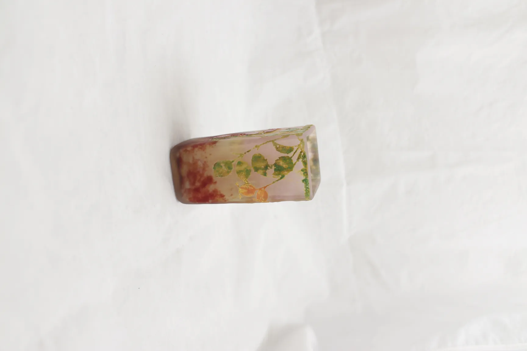 Antikes signiertes Glas Daum Nancy mit grünen Blättern und Blumendetails.