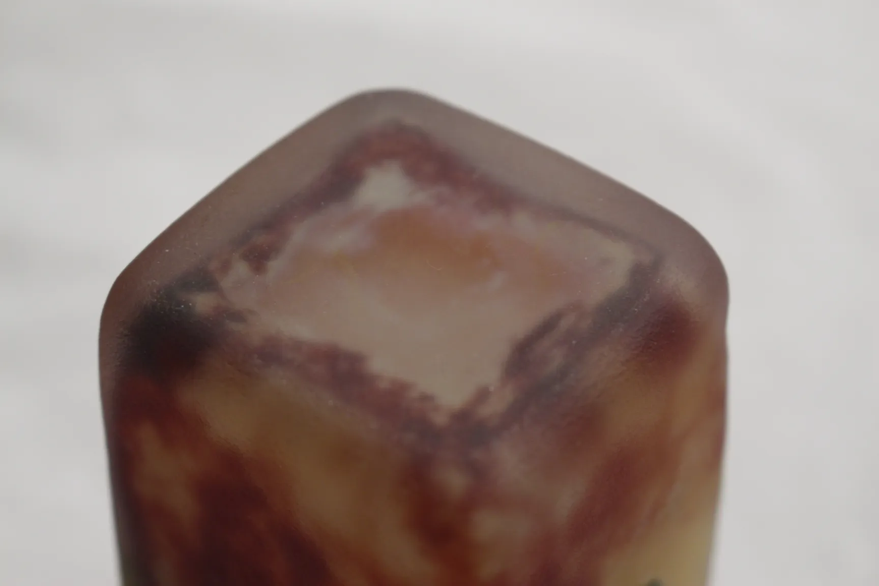 verre signé avec des tons chauds et un design original en haut