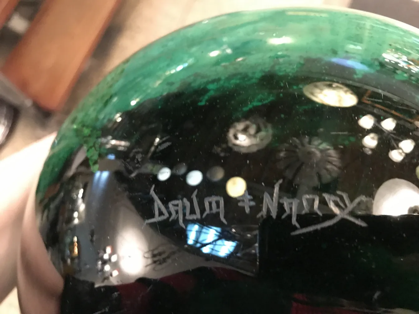 Vidro com assinatura Daum Nancy, detalhes em verde e preto