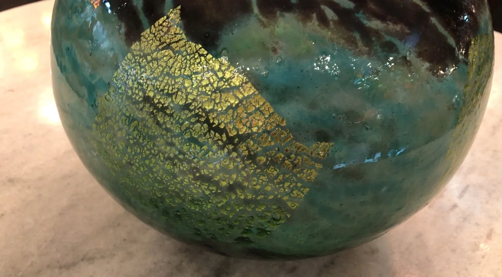 Vidrio antiguo firmado por Daum Nancy con detalles dorados