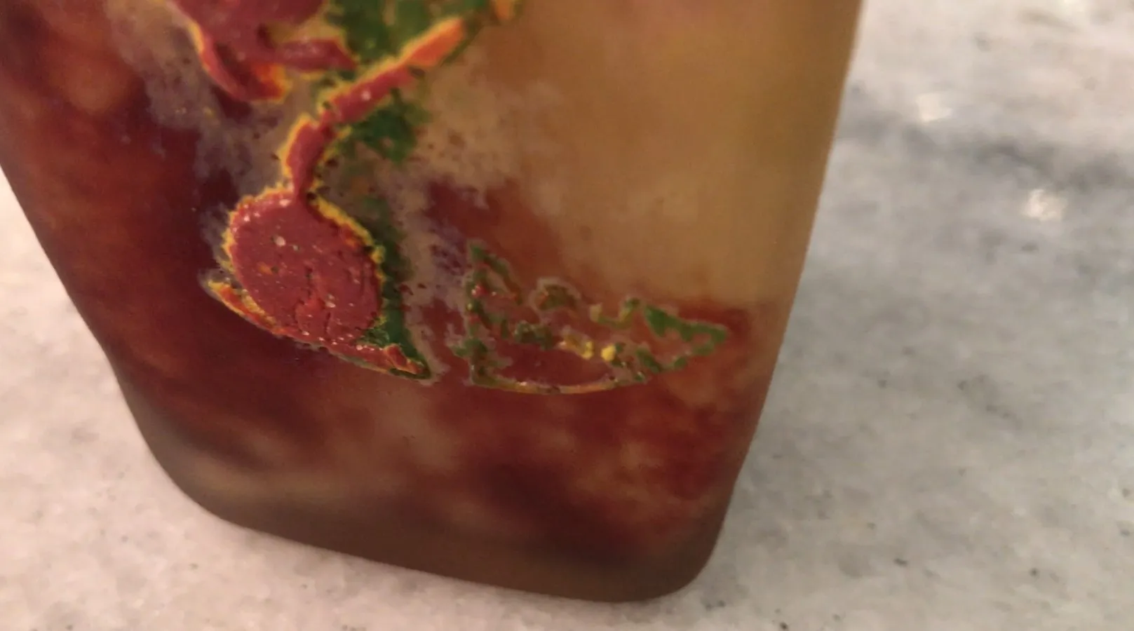 verre signe daum nancy avec des designs colorés et des détails decoratifs