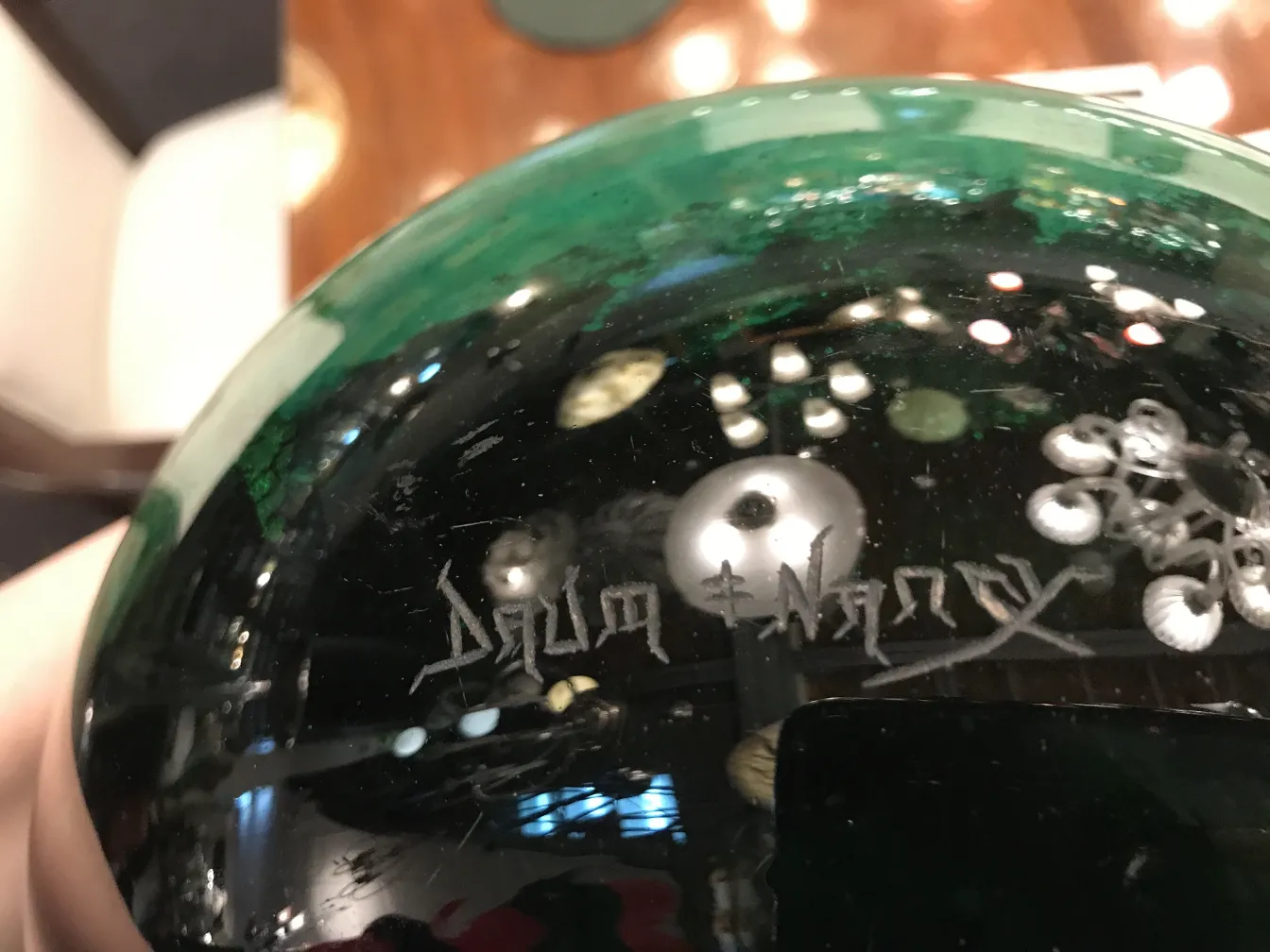 Verre ancien signé Daum Nancy avec des détails verts et noirs