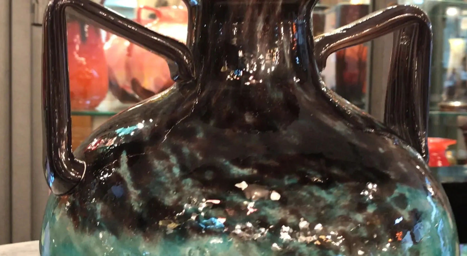 elegante glas vase mit dunklem email und reflektiertem licht