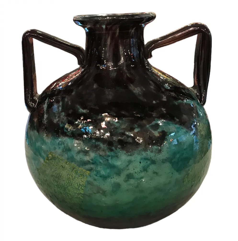 Vidro assinado Daum Nancy em preto e verde, forma redonda com alças. Esta peça decorativa apresenta uma assinatura gravada com cuidado.