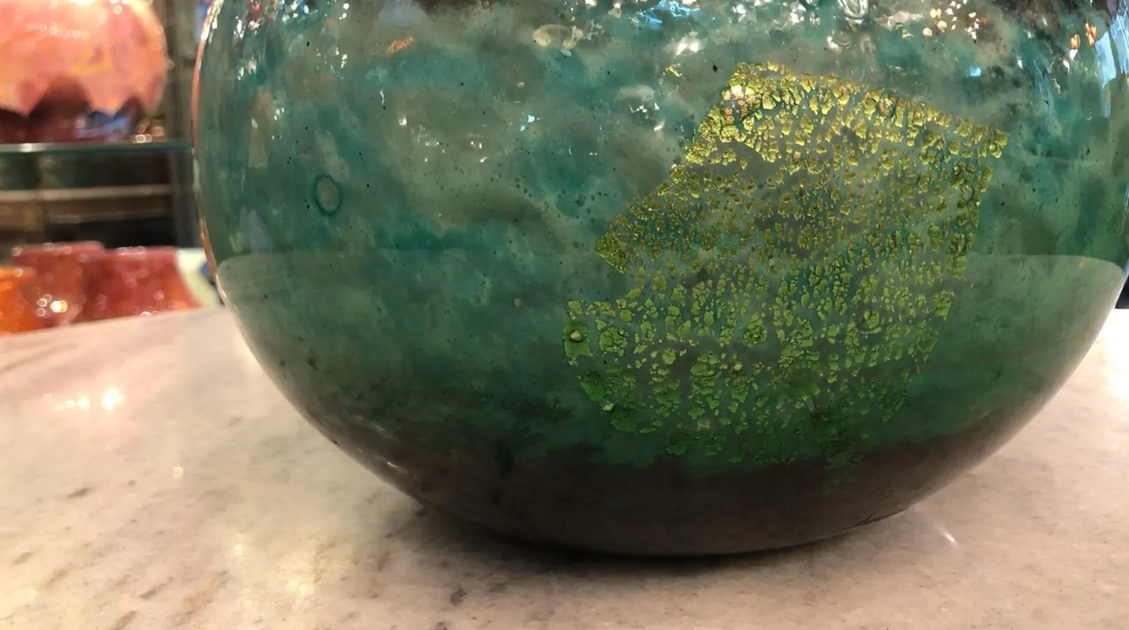 Vidrio firmado Daum Nancy de forma redonda con detalles en verde