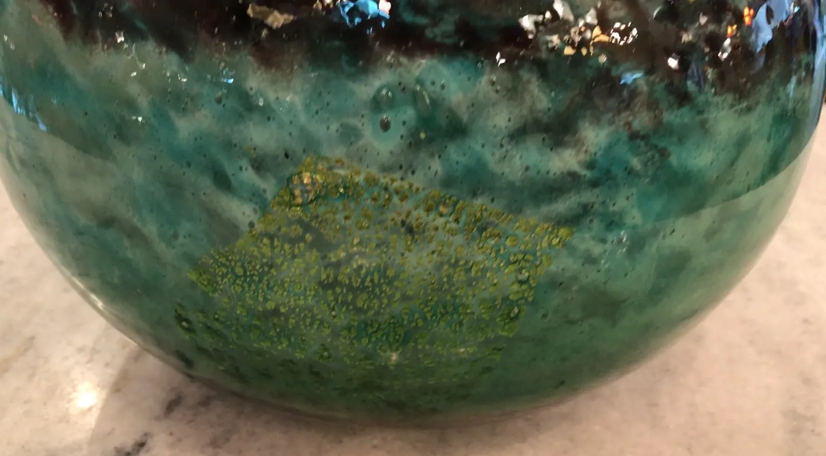 verre signé Daum Nancy avec couleurs vibrantes et bulles