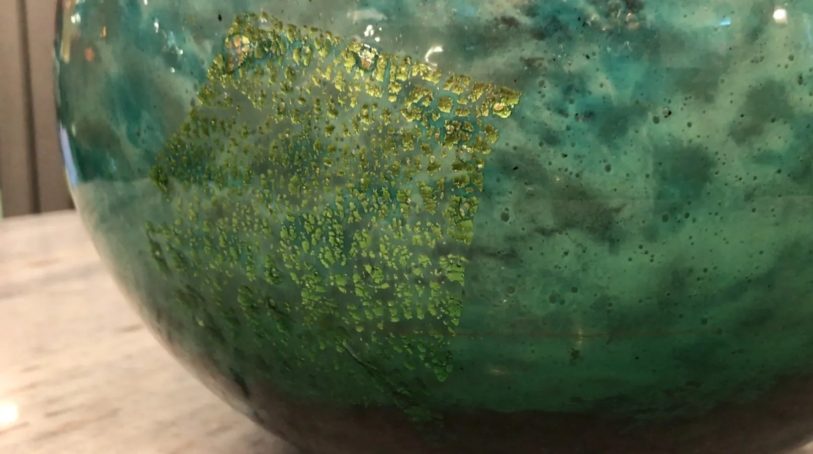 다움 난시의 서명된 오래된 유리잔, 독특한 디자인이 특징.