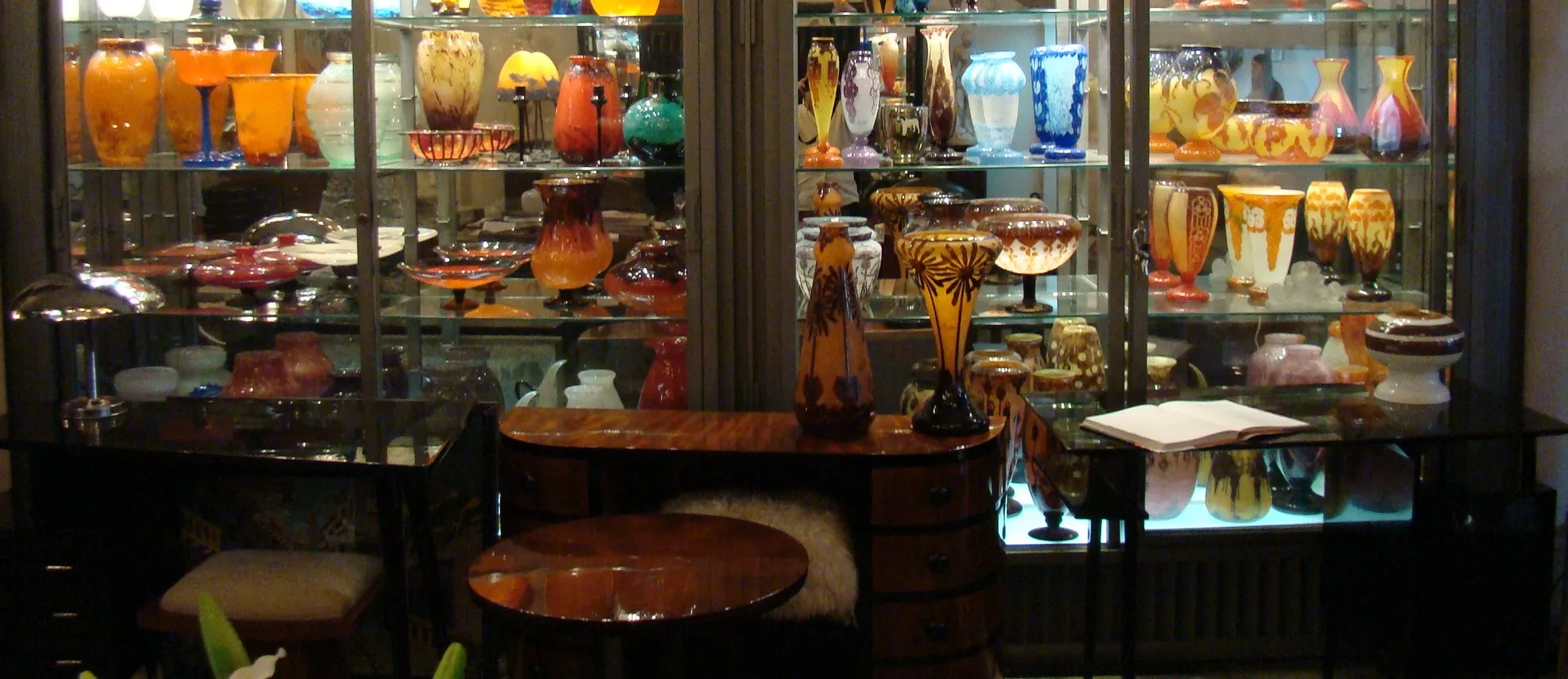 Verre signé Daum Nancy exposé parmi d'autres objets anciens.