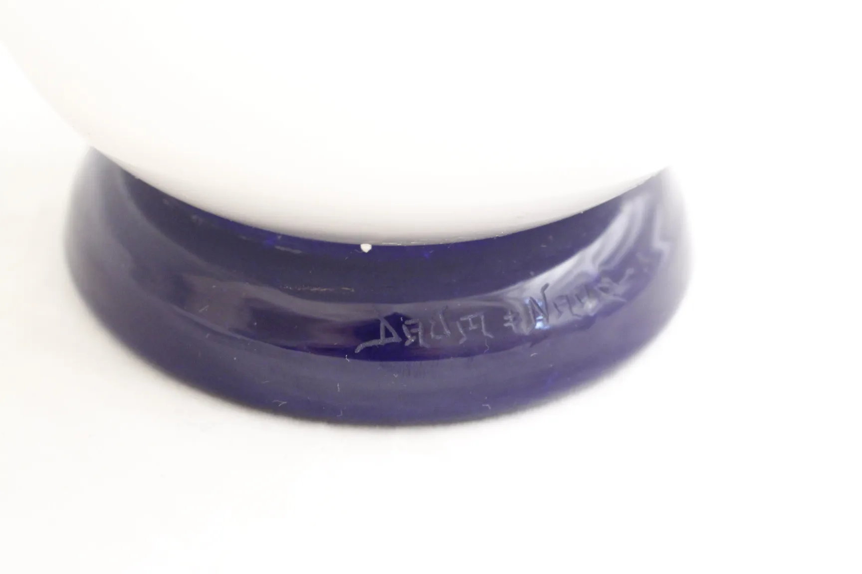 dettaglio del vetro firmato Daum Nancy con base blu