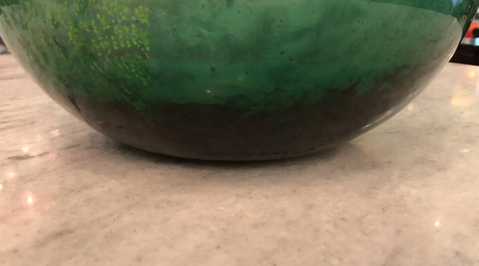 深绿色的签名玻璃道姆南希，古董环境。