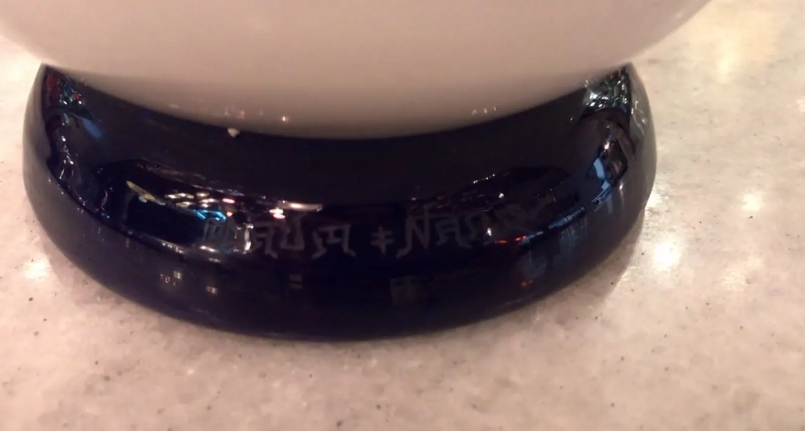 古老的Daum Nancy签名玻璃，展现光滑底座和淡雅色彩。