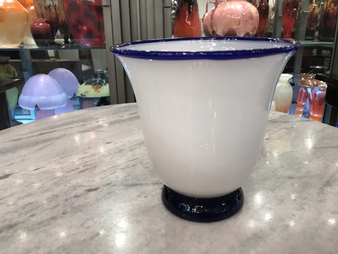 antigüedad vidrio blanco azul daum nancy en exhibición