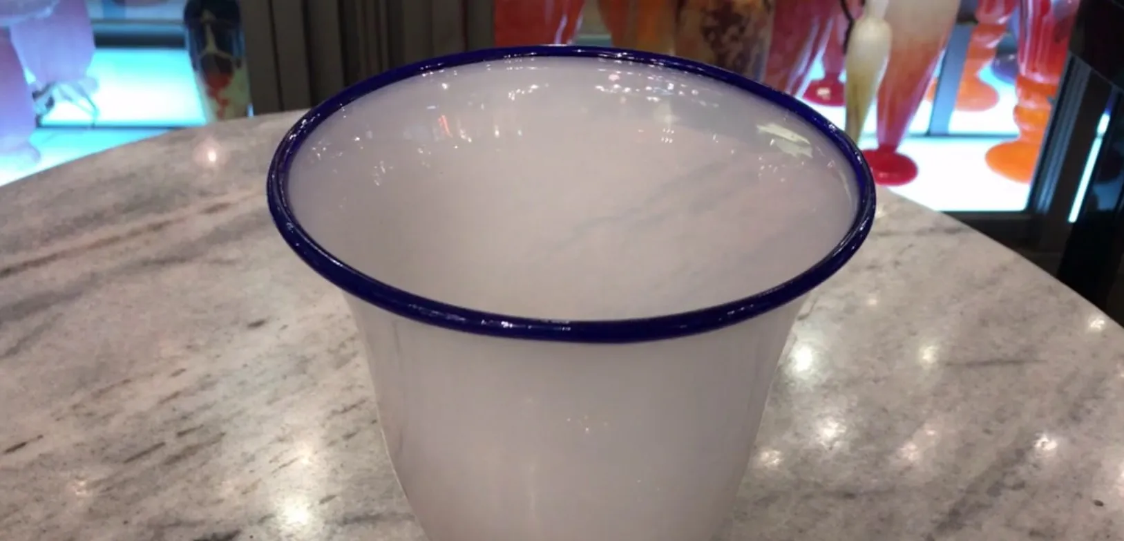 Подписанное стекло Даум Нанс с синей каймой