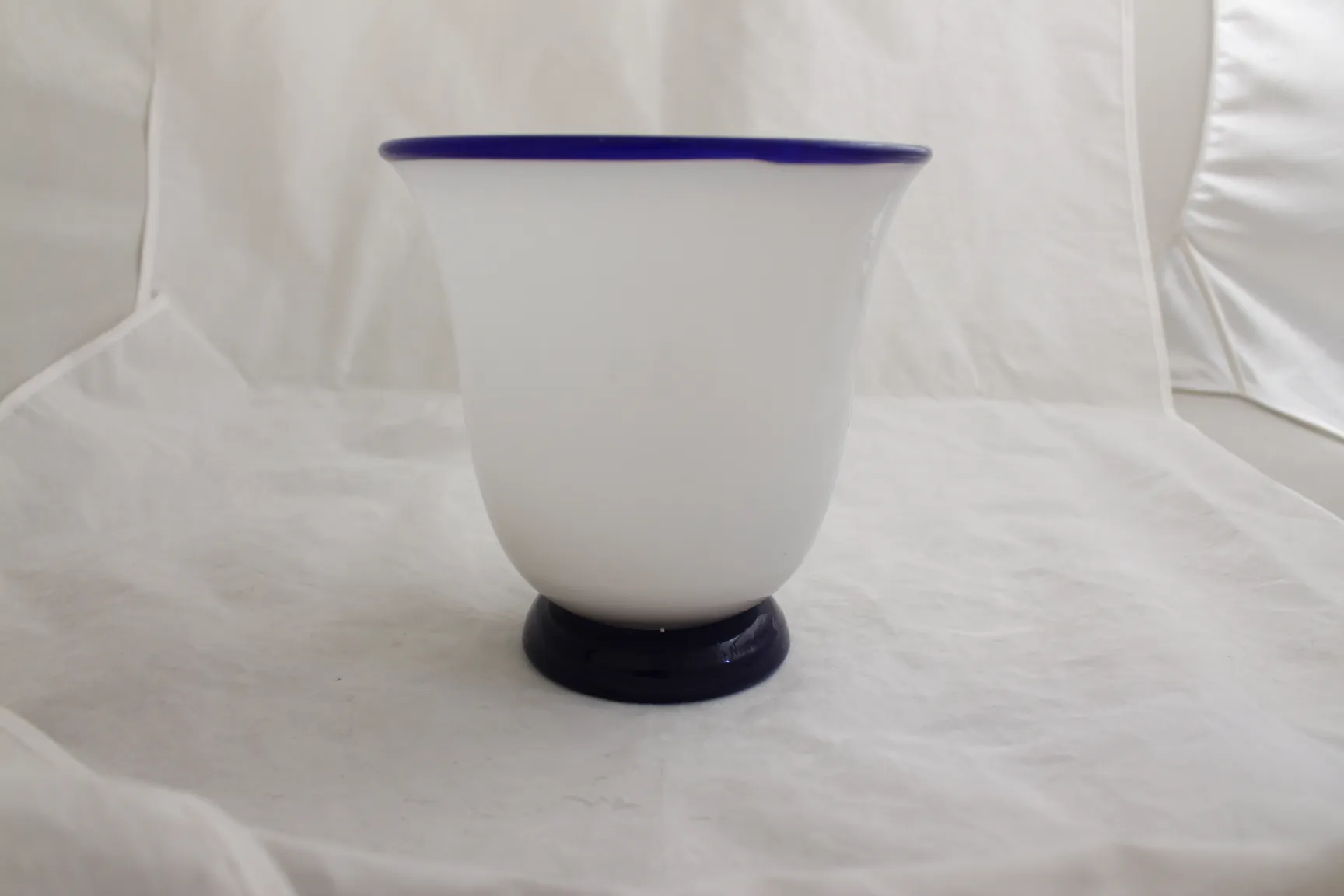 vidrio antiguo con base en tono oscuro y borde azul