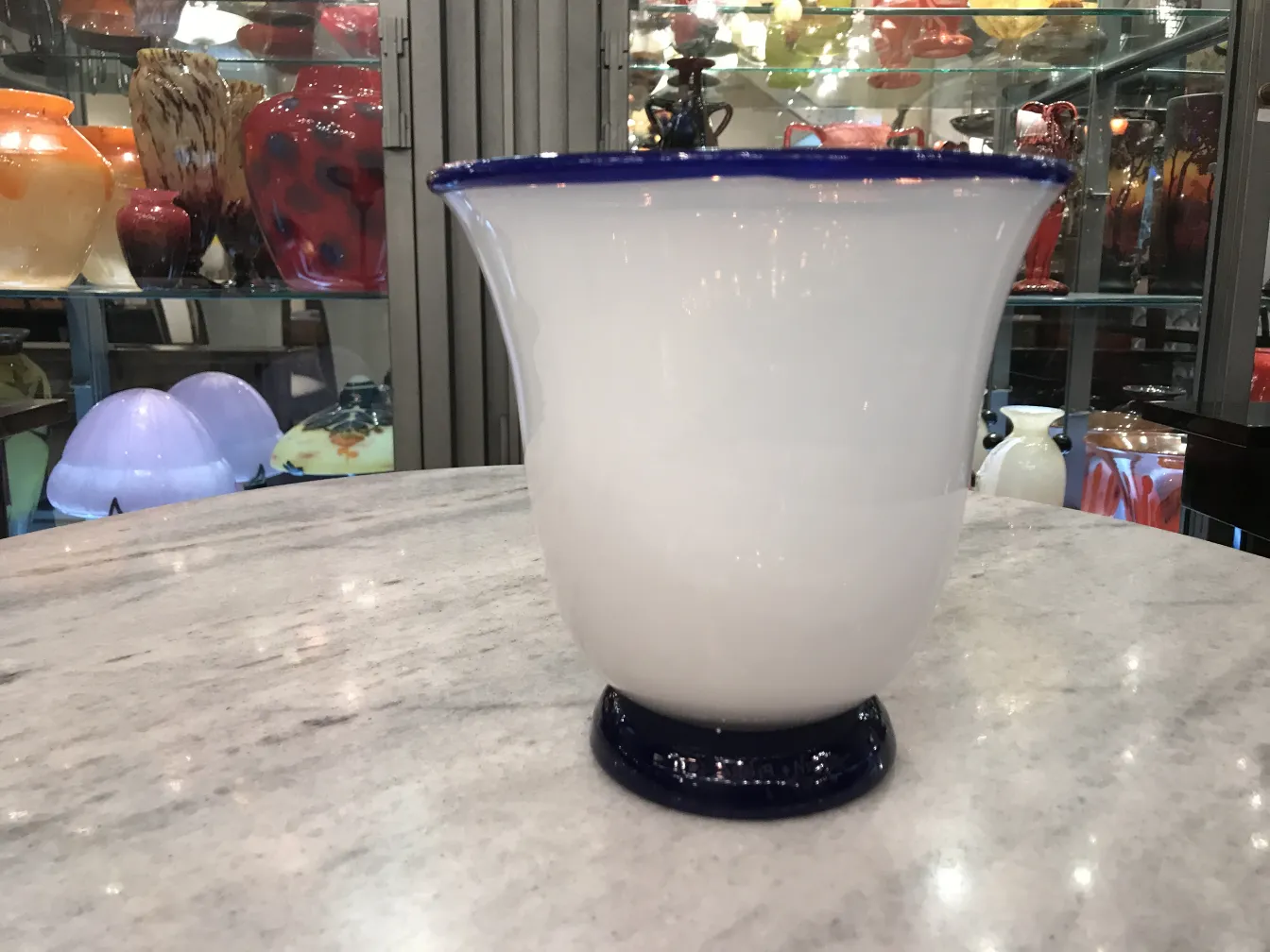 Signiertes Glas Daum Nancy in einer antiken Umgebung.