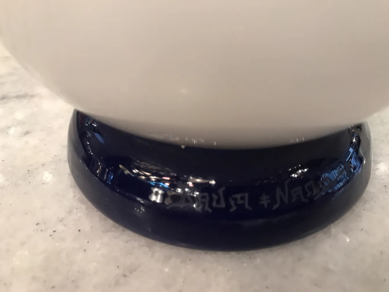 Vetro firmato Daum Nancy con base blu e design elegante, antiquariato.