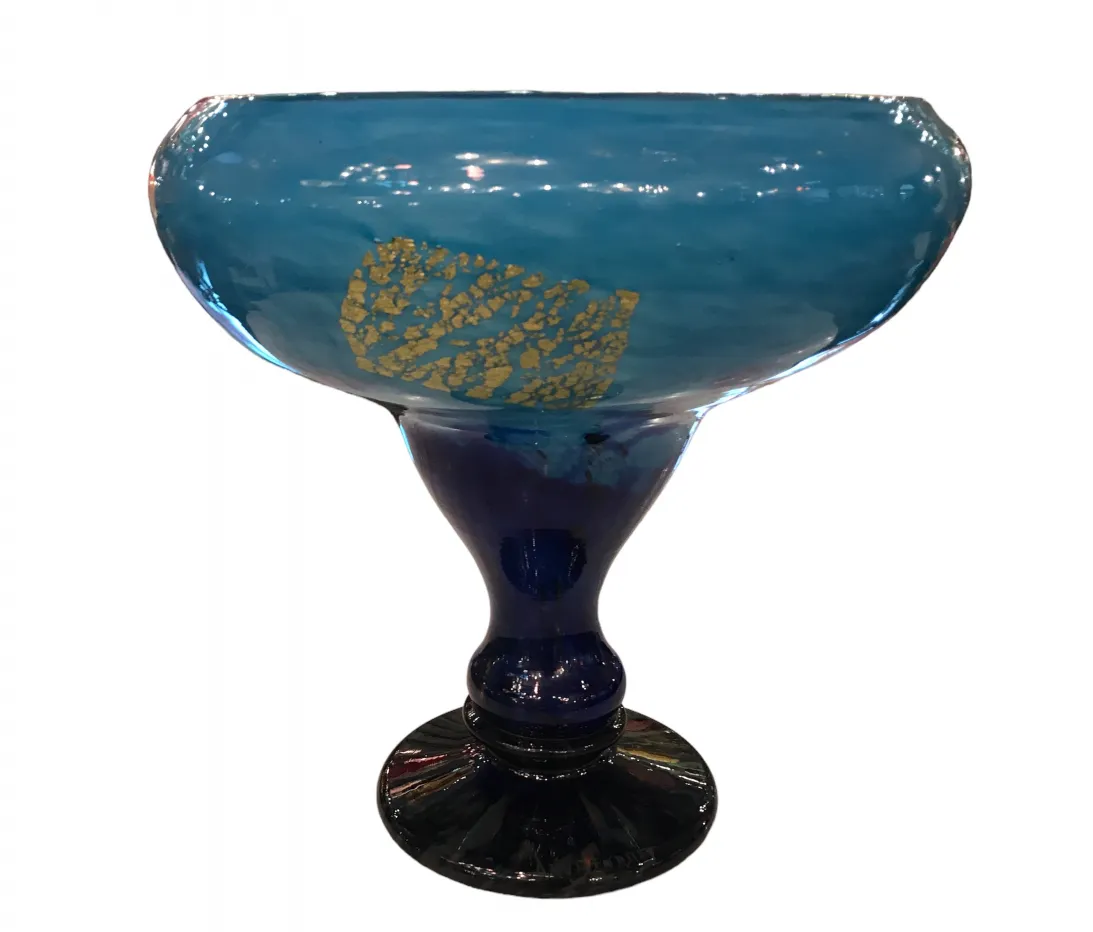 Vetro blu con firma dorata, base scura, antico e decorativo.