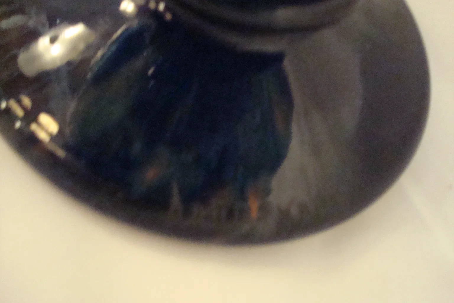 Detalle de un antiguo vidrio firmado Daum Nancy con colores vibrantes