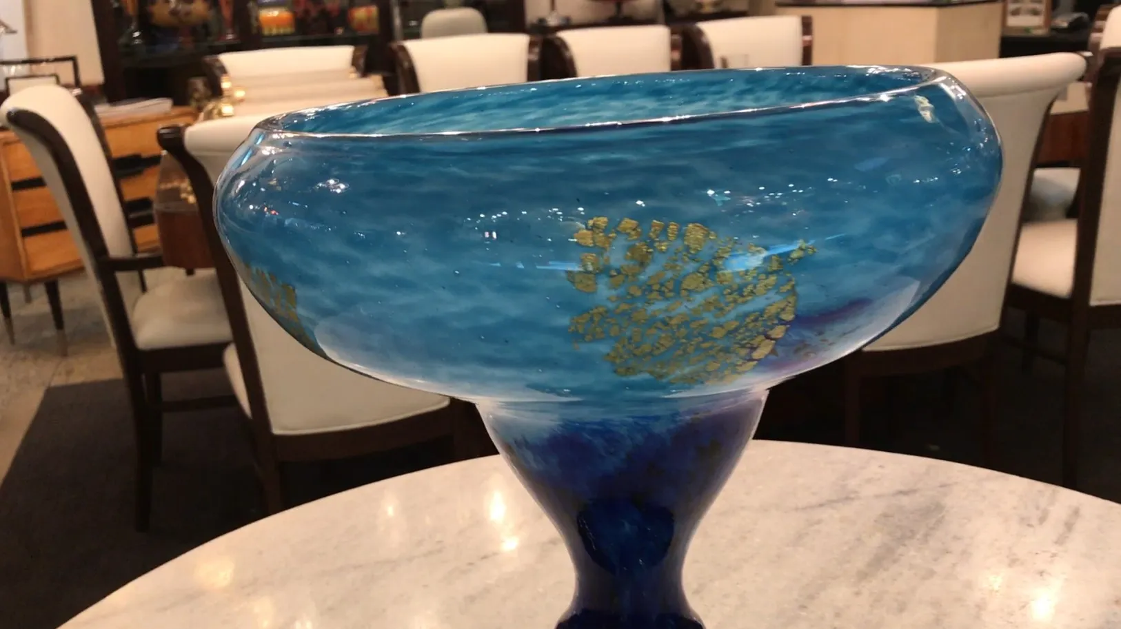 Blaues signiertes Glas Daum Nancy in stilvollem Ambiente.