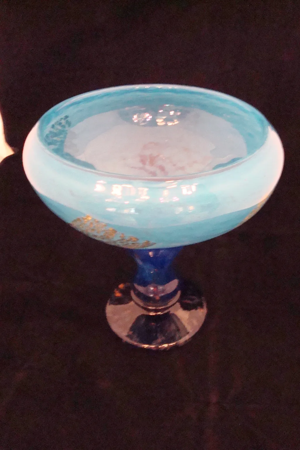 verre bleu avec design floral ancien