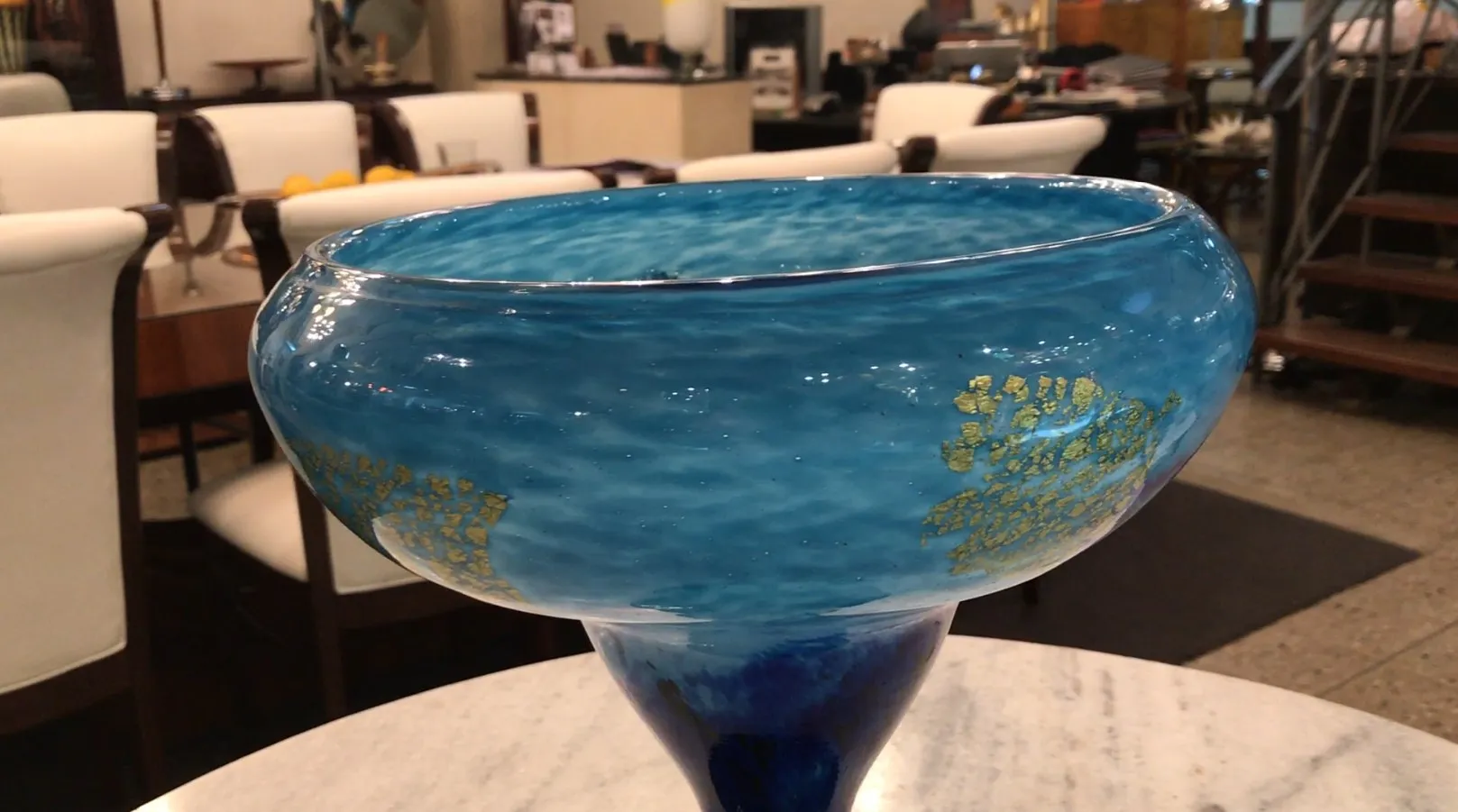 Vidrio azul antiguo de Daum Nancy con detalles dorados en un entorno elegante