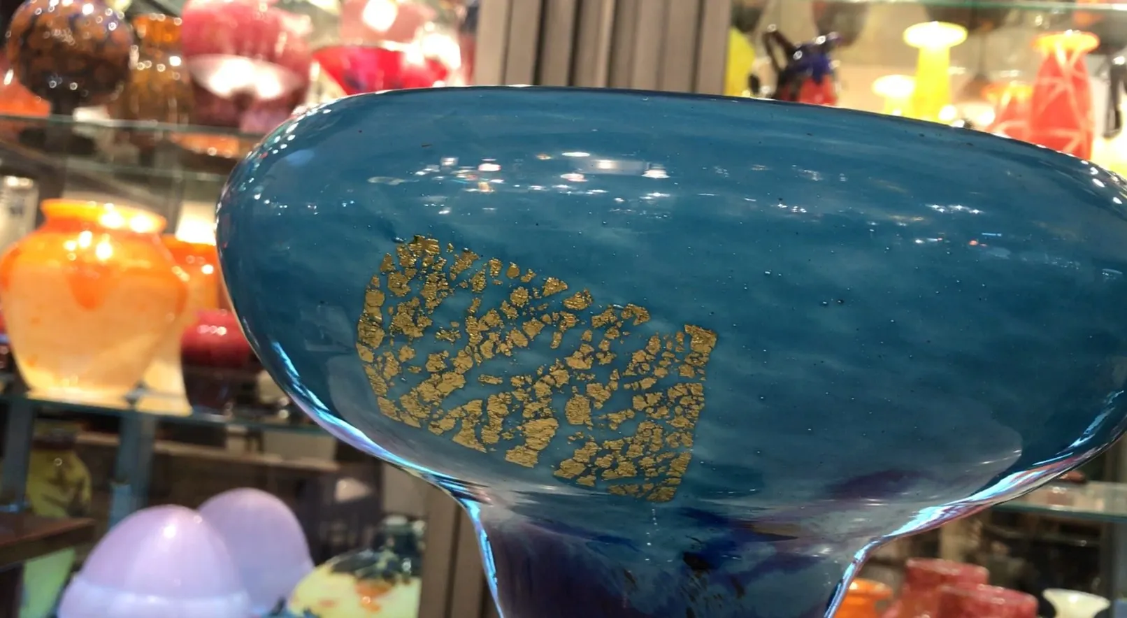 Verre ancien signé par Daum Nancy, couleur bleue, avec des détails décoratifs et des objets en arrière-plan