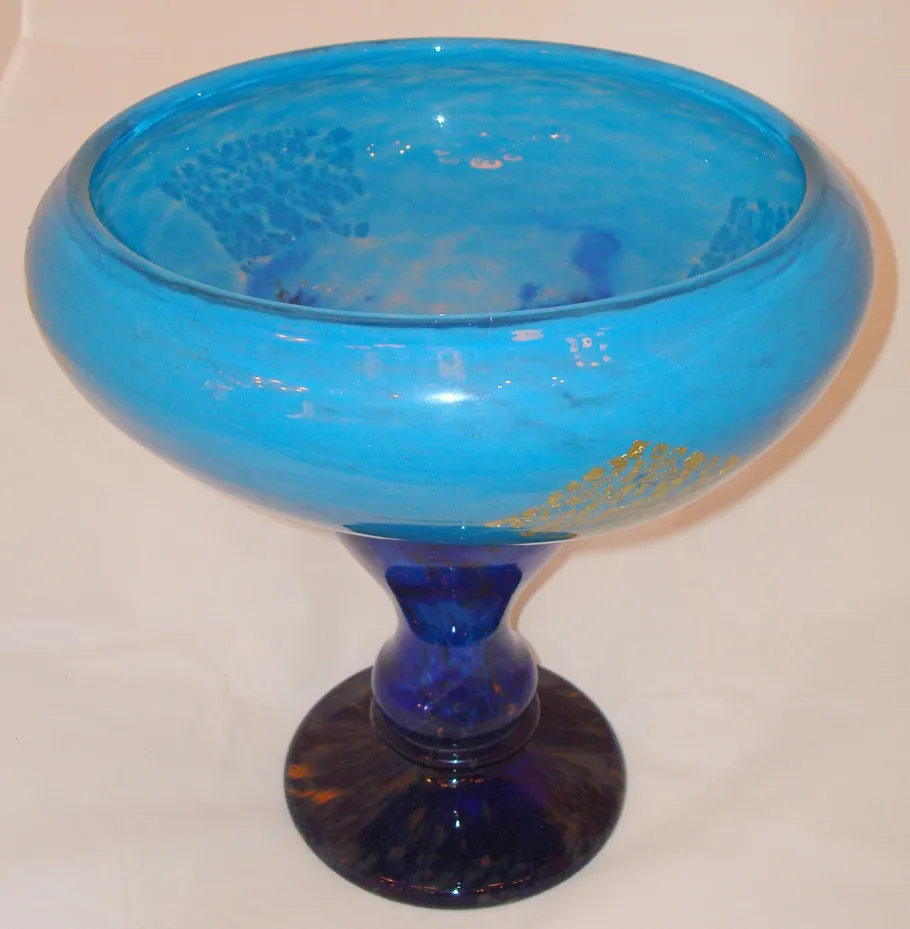 antikes signiertes glas daum nancy blau, mit einem charakteristischen design von fuß und schale.