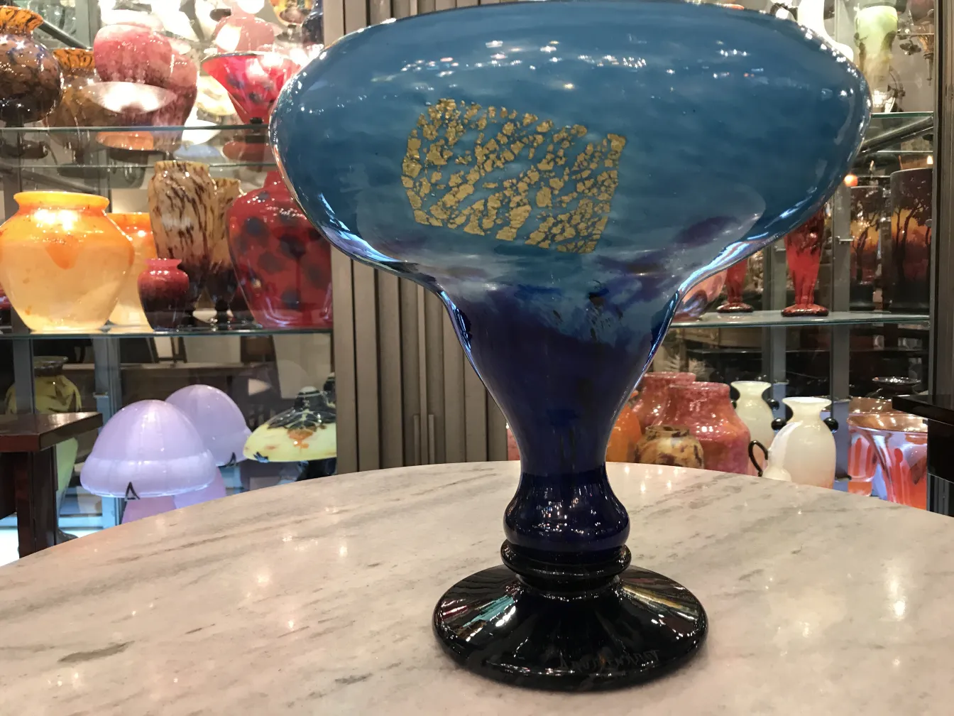 侧面视图古董签名玻璃达姆南希，背景色彩丰富，有其他物品