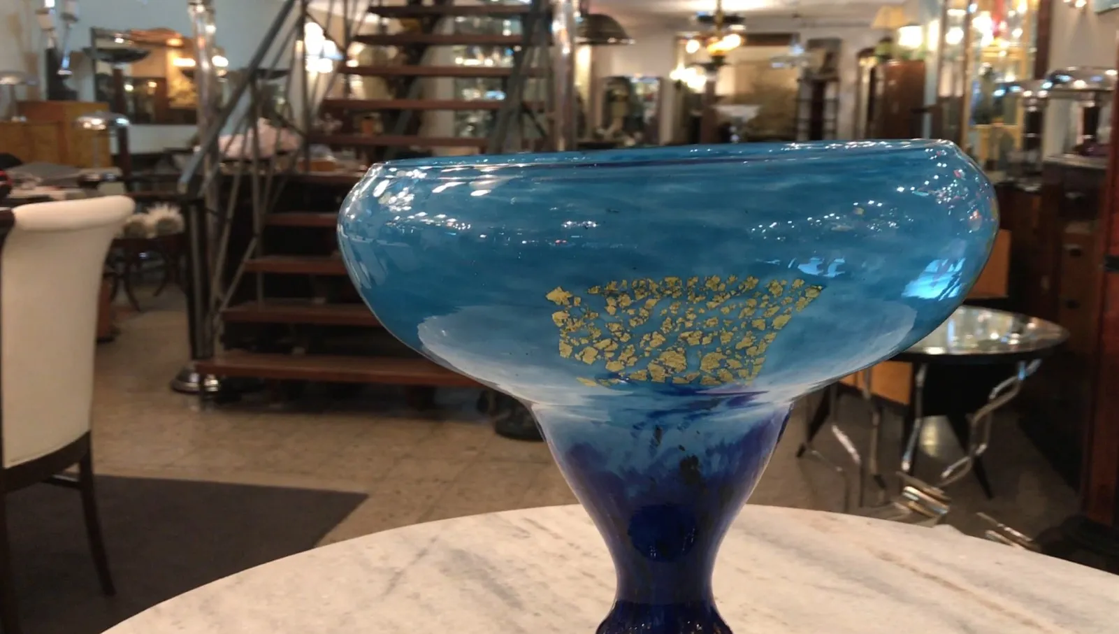 Signiertes Glas Daum Nancy mit dekorativem Design, blau