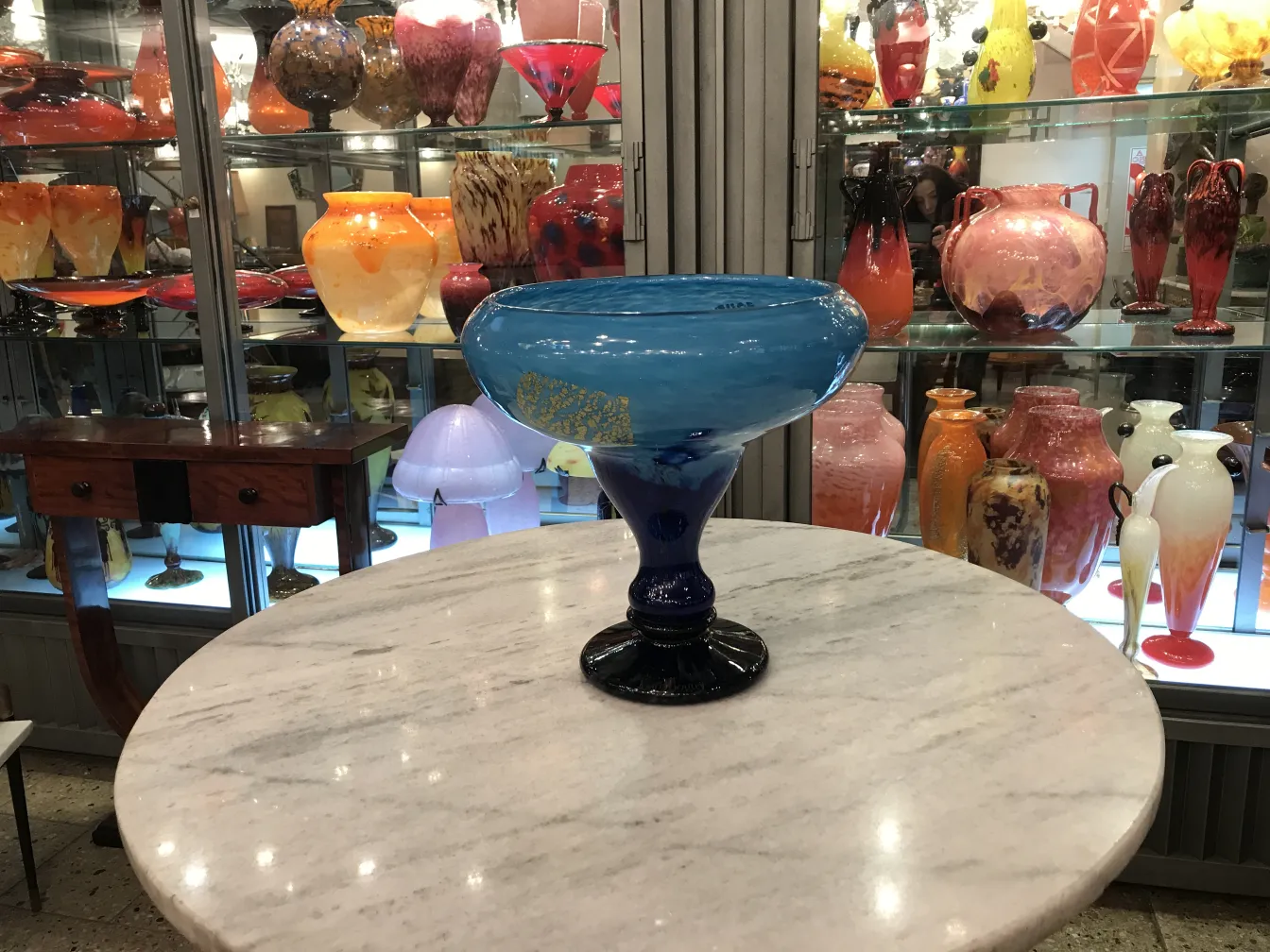 Signiertes Glas in Blau von Daum Nancy auf einem Marmortisch mit antikem Hintergrund.