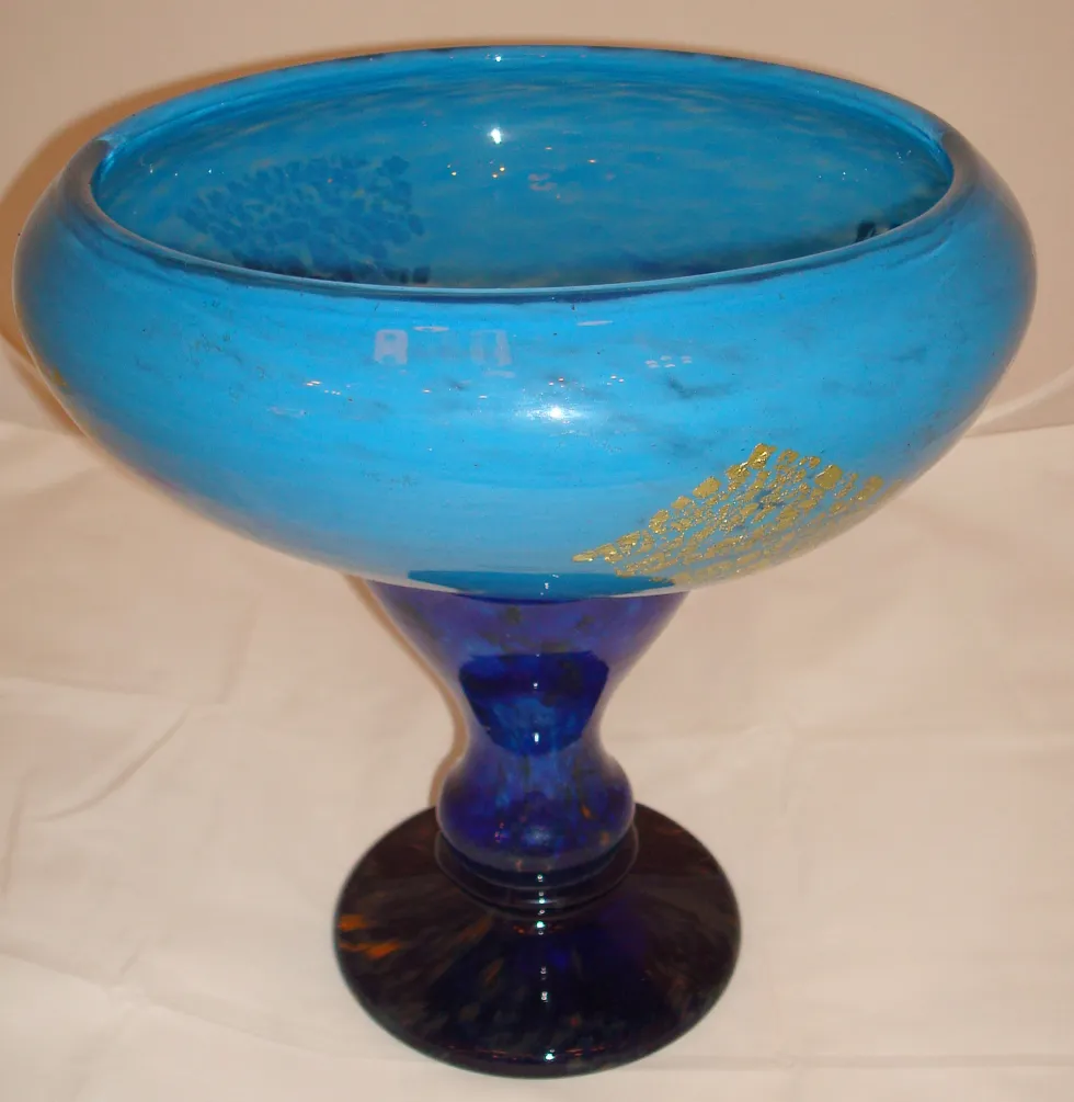 Signiertes Glas Daum Nancy mit elegantem blauen Design.