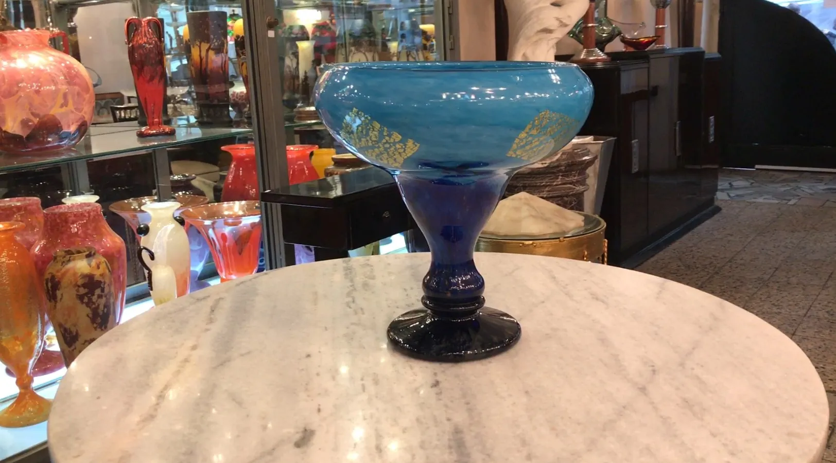 Blaue und goldene Basis des antiken signierten Glases Daum Nancy