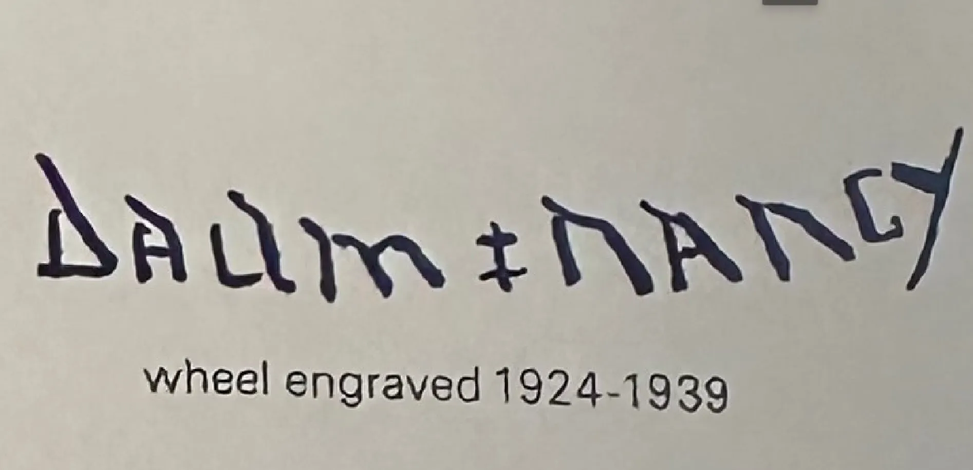 带有达姆南希字母的签名玻璃，背景浅色，古董环境。