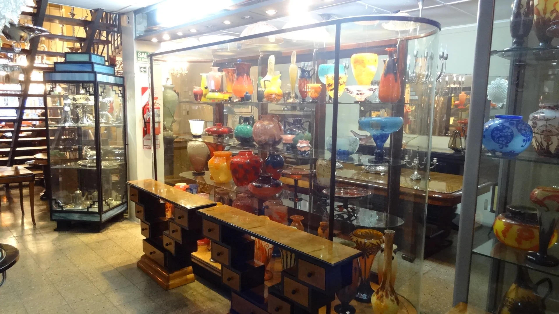 verre signé daum nancy exposé de manière décorative avec d'autres pièces en verre