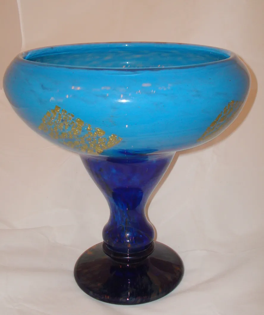 Vidrio antiguo firmado Daum Nancy con detalles dorados y base azul.
