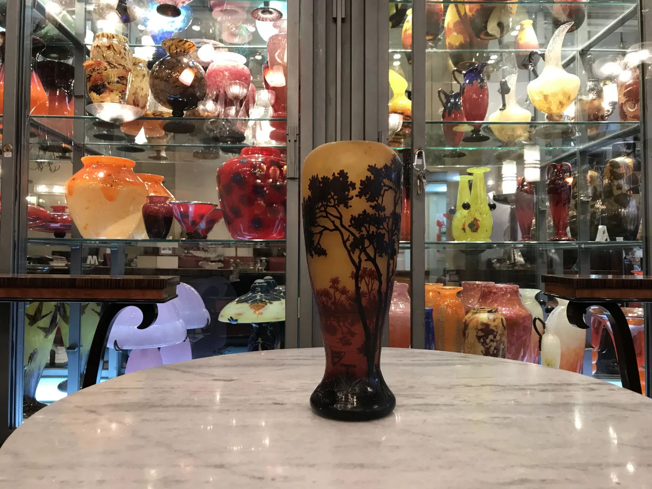 vase in vetro firmato antico Daum Nancy con silhouette nera