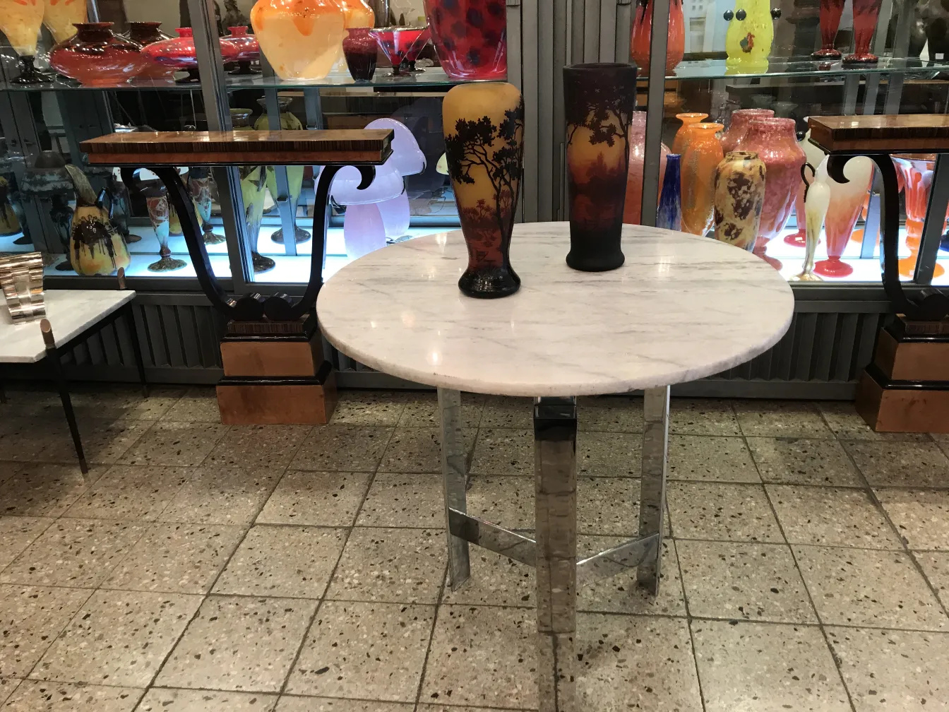 Signiertes Glas Daum Nancy in antikem Ambiente, lebendige Farben, elegante Dekoration.