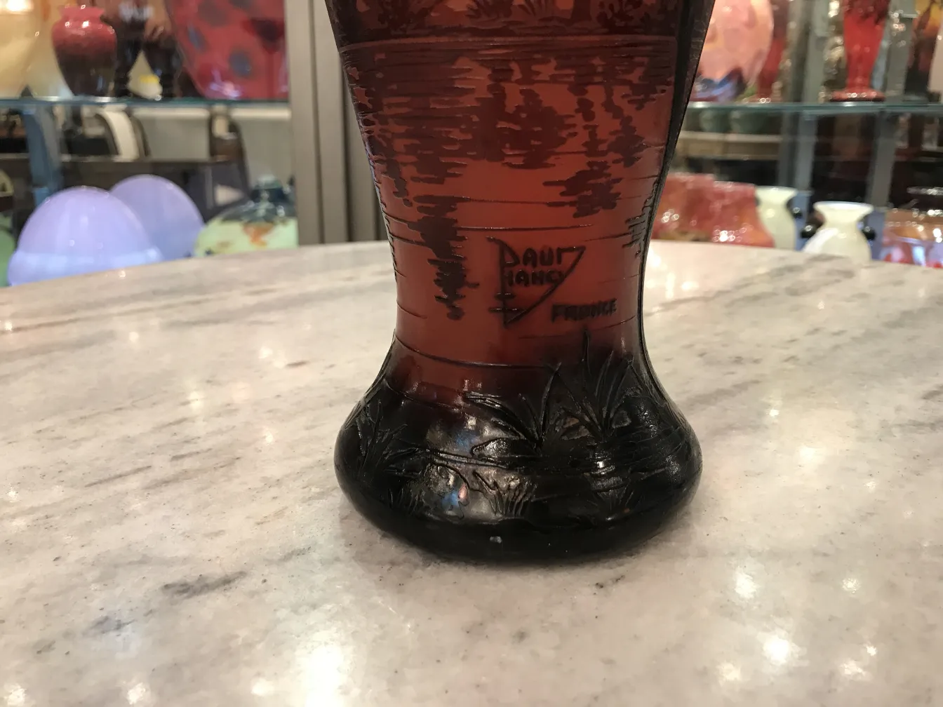 Verre ancien signé par Daum Nancy avec fond élégant