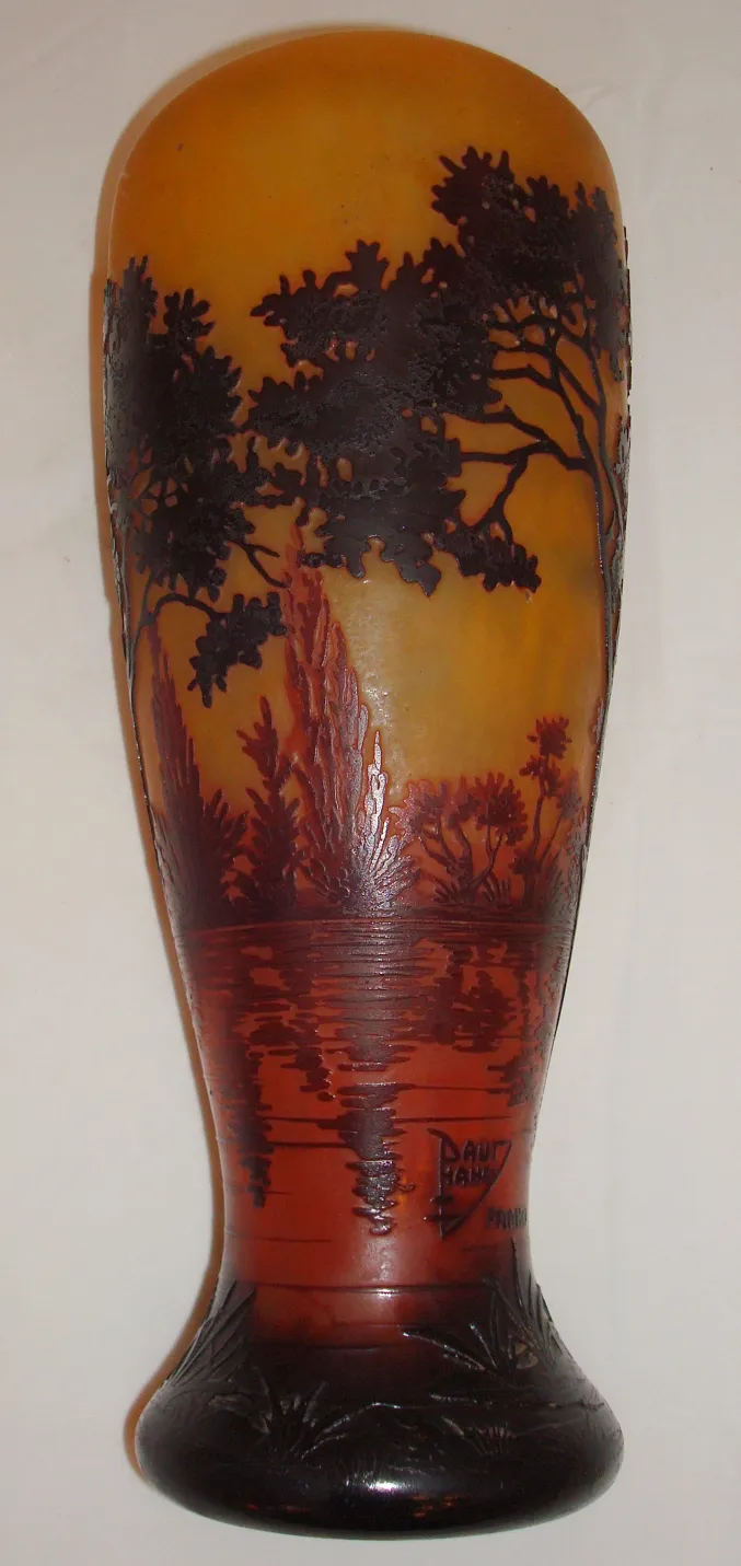 Antikes Glas mit einem schön geschnitzten Landschaftsdesign.