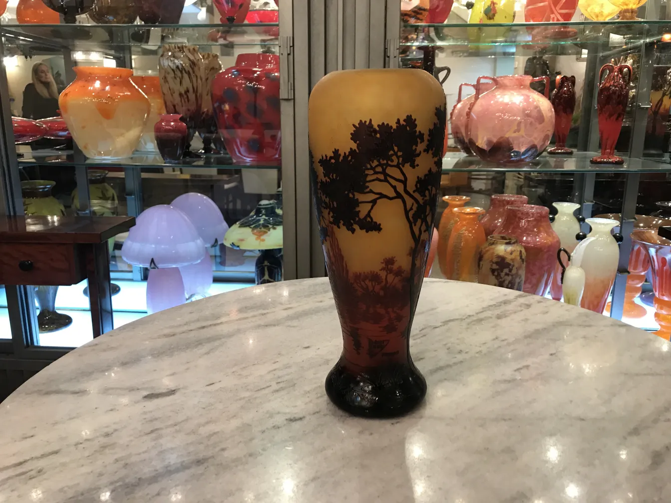 vaso antigo assinado daum nancy com design de árvores