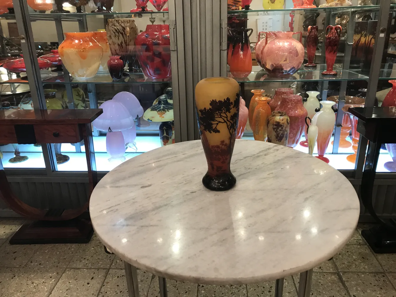 antik signierte glaskaraffe daum nancy mit künstlerischem design, dekorativem hintergrund