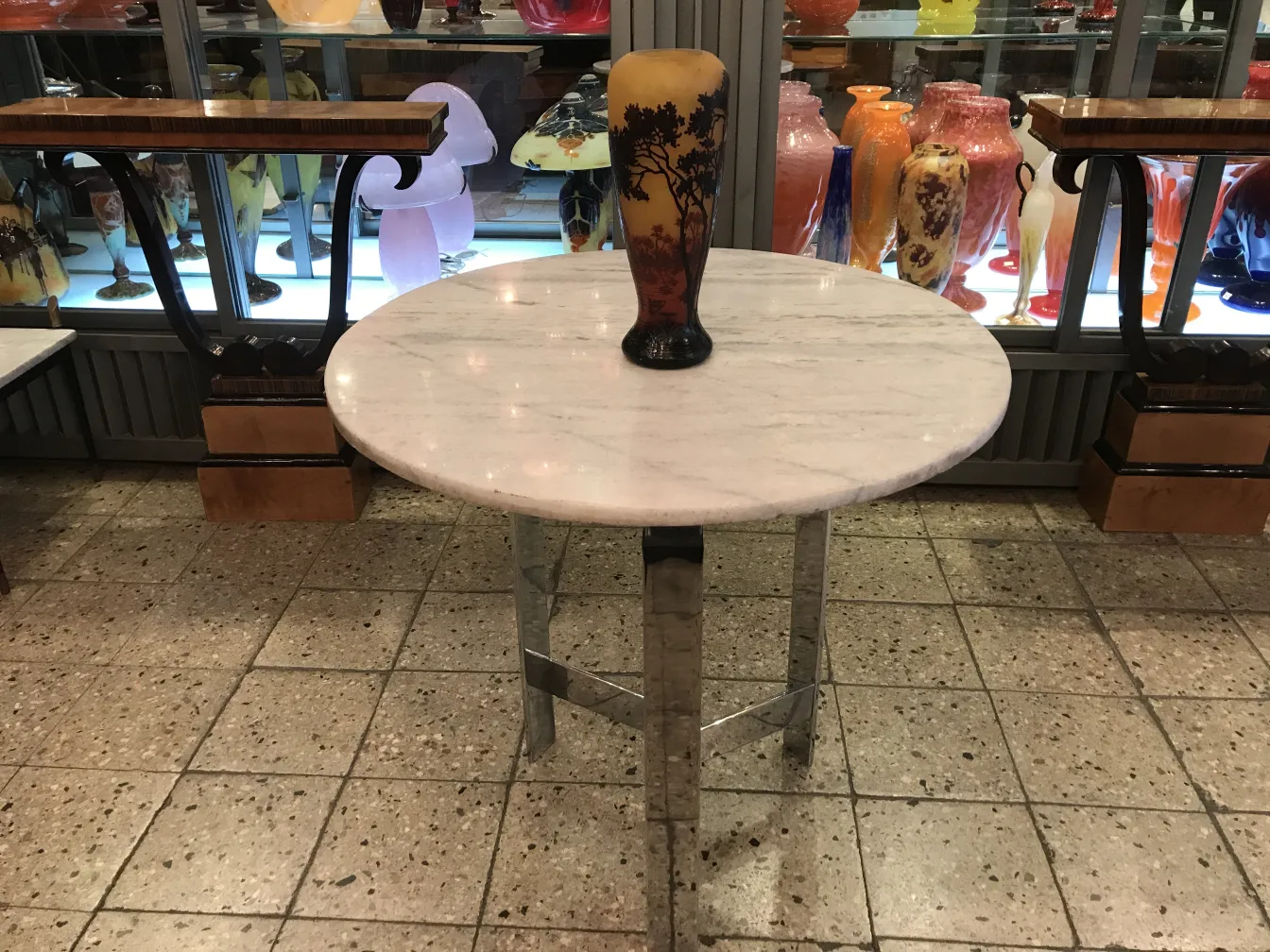 Signierte Glasvase Daum Nancy auf einem Marmortisch.