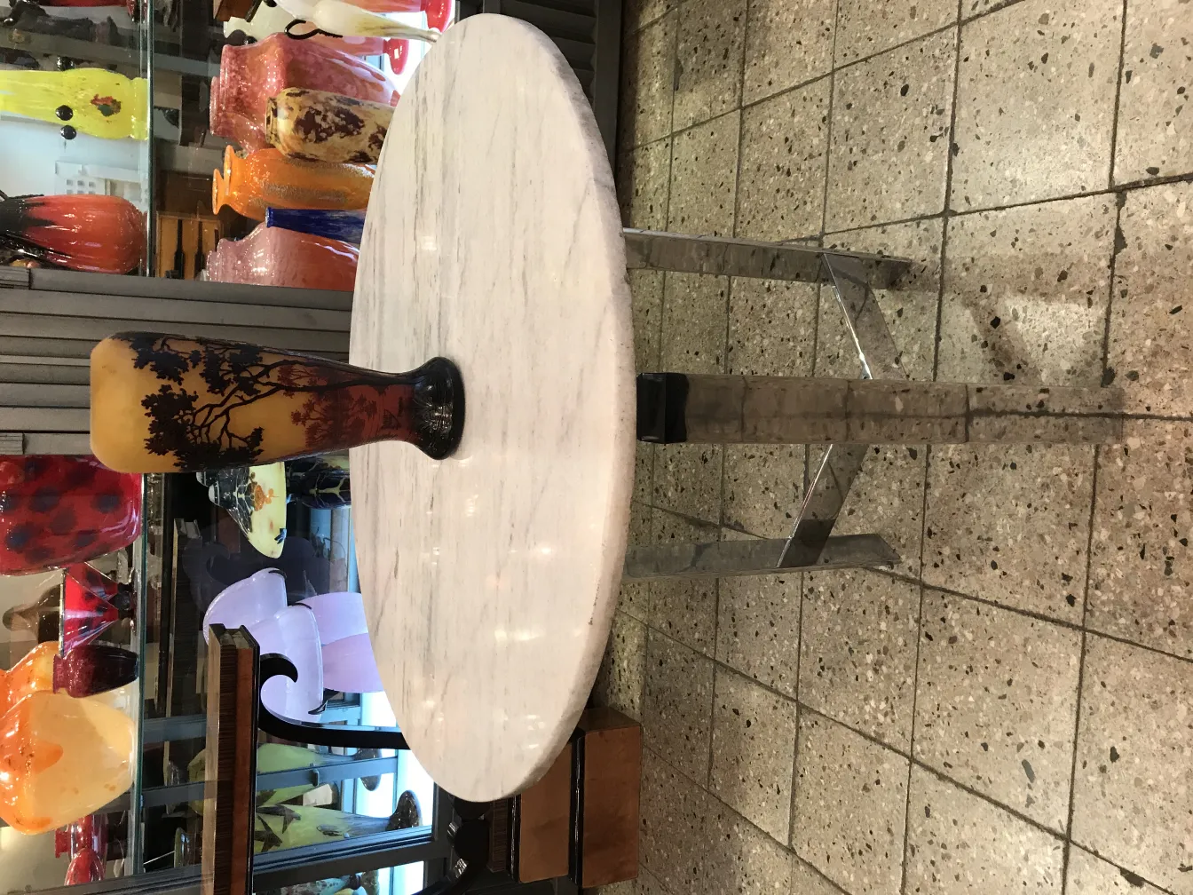 Antike Glasvase mit sichtbarer Unterschrift von Daum Nancy. Schwarzer Sockel und dekorativer Hintergrund.