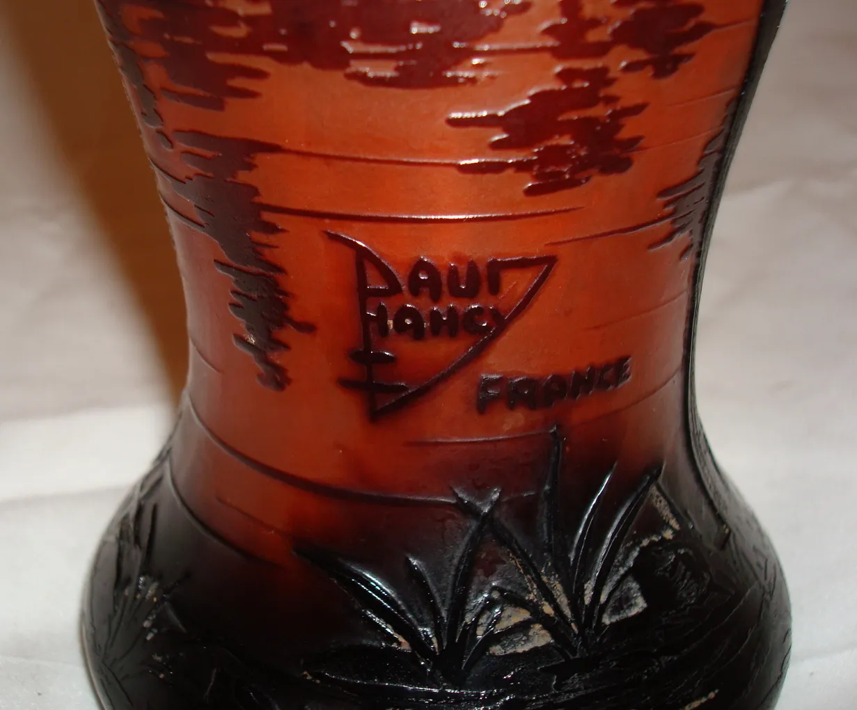 Verre antique signé Daum Nancy avec paysages gravés en ambre.