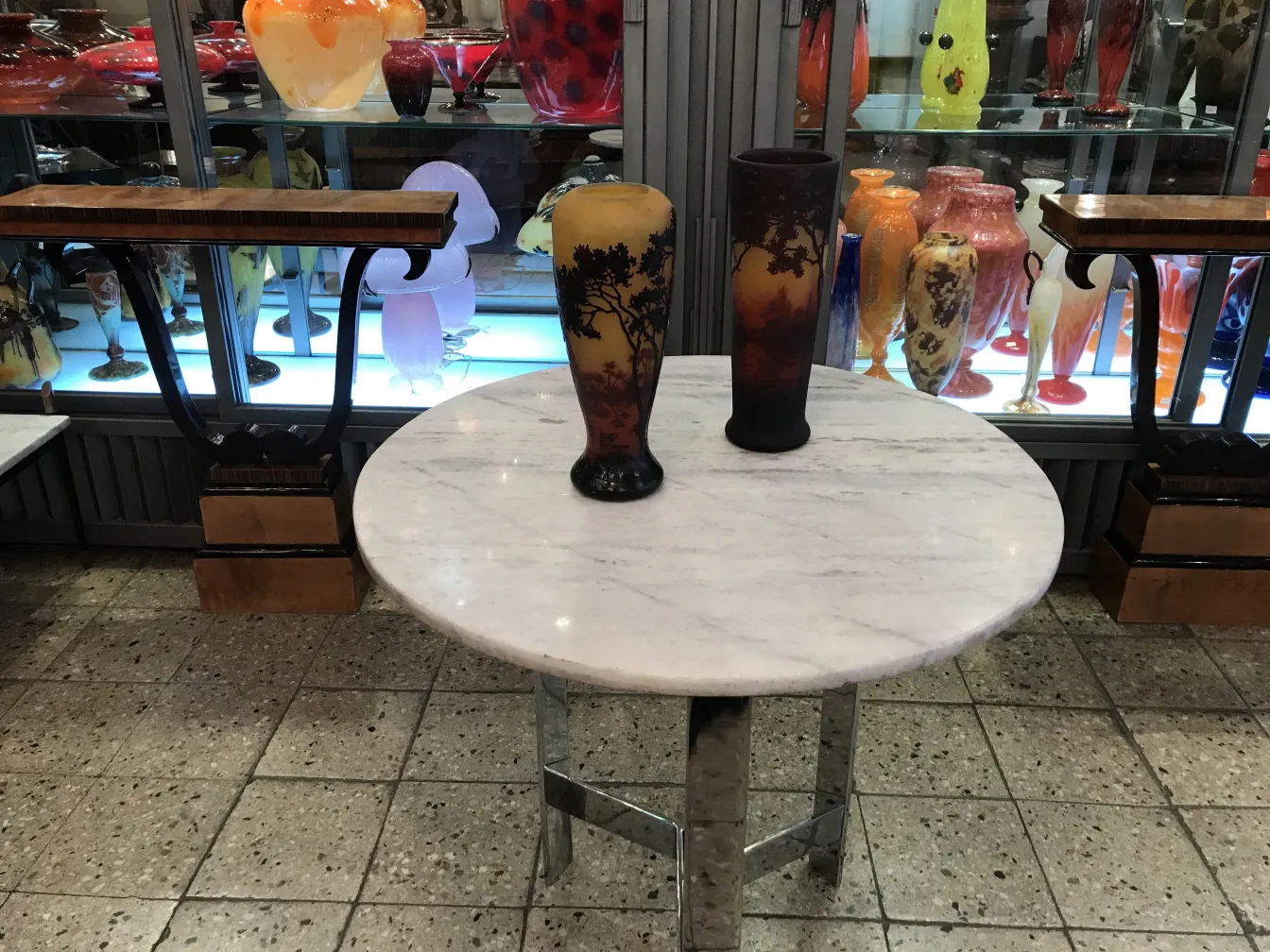 un ancien verre signé daum nancy dans un cadre artistique