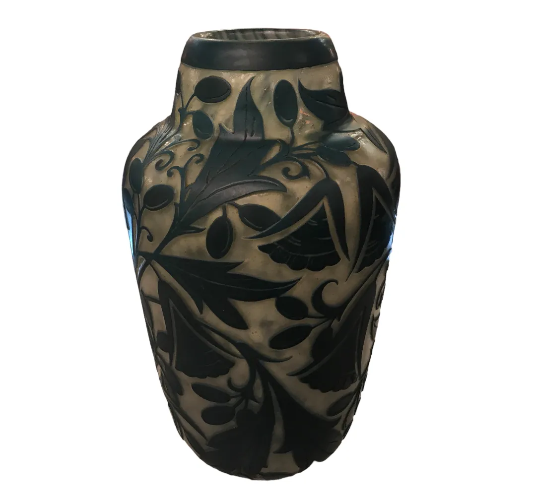 vaso de vidro com decorações botânicas e assinatura